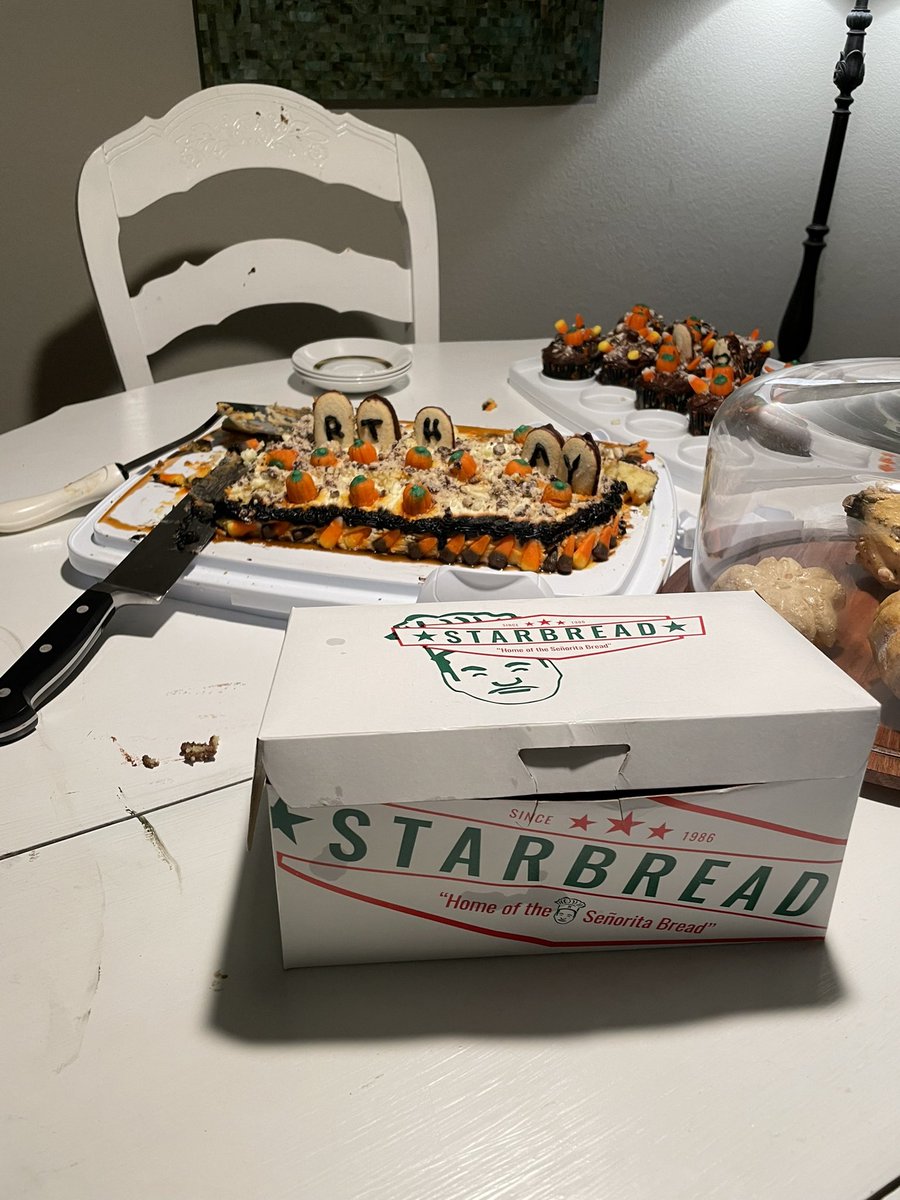 VegasJoeHughes's tweet image. Looks like dinner is gonna be left over birthday cake and #Starbread.