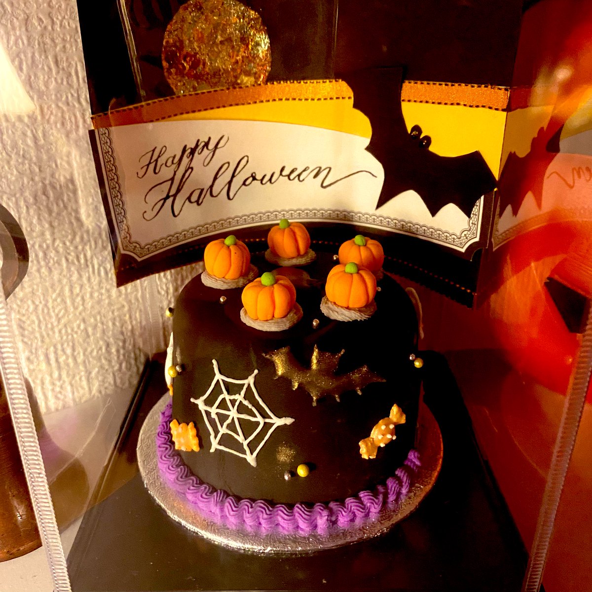 ar_skeleton's tweet photo. 全力でハロウィン楽しんだったっった！
2枚目のケーキとメッセージカードは手づくりなんす
食べるの忘れてたから今日食べる https://t.co/cnsWhwFjZ9