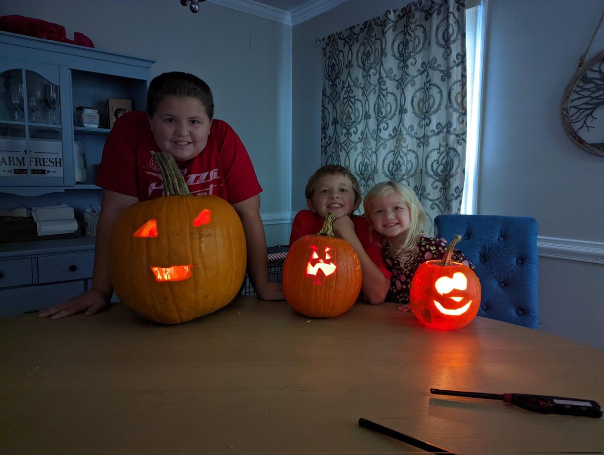 EliseDemoss's tweet photo. Carving is done! #halloween2021 https://t.co/kG4oywLvVv