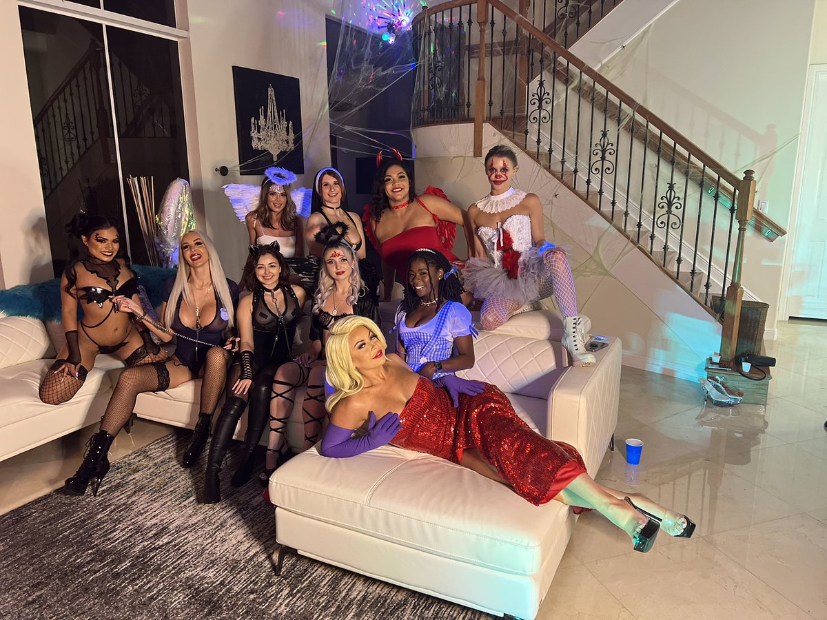teambrian2016's tweet photo. Halloween Get together with a few of the @teambrian2016 models. https://t.co/t6FRCJOW1t