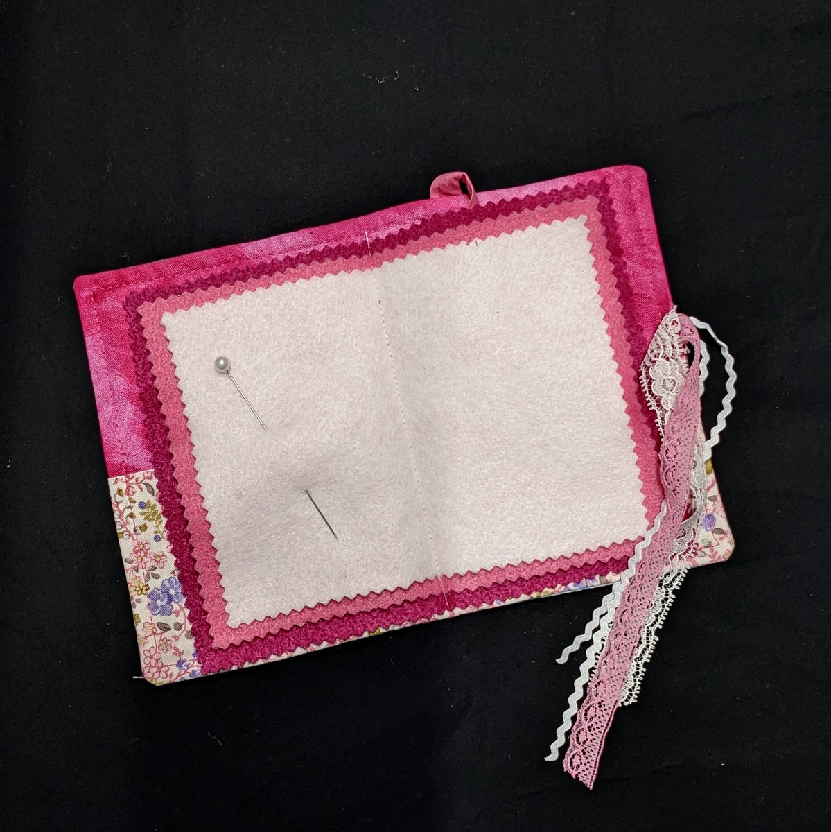 LittleThingsTG's tweet photo. A quiet afternoon alone and a new home for all of my loose needles

#needlecase #needlebook #paris #firstneedlebook  #wherearemyneedles https://t.co/ClitXqga8s