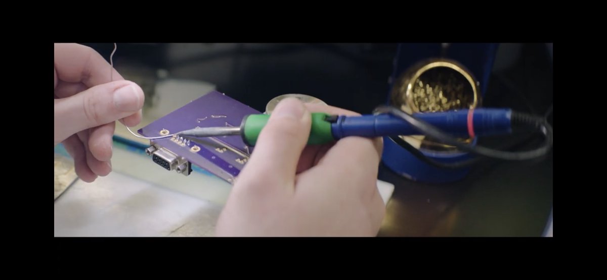 jamusj's tweet photo. @papaalphakilo I haven’t seen this kind of microscope before. Apparently a eyepiece-less stereo microscope. Way overkill for what he’s soldering but 🤷‍♂️ it’s an ad. Definitely nicer than anything we have in our lab. https://t.co/fULWZOExYm