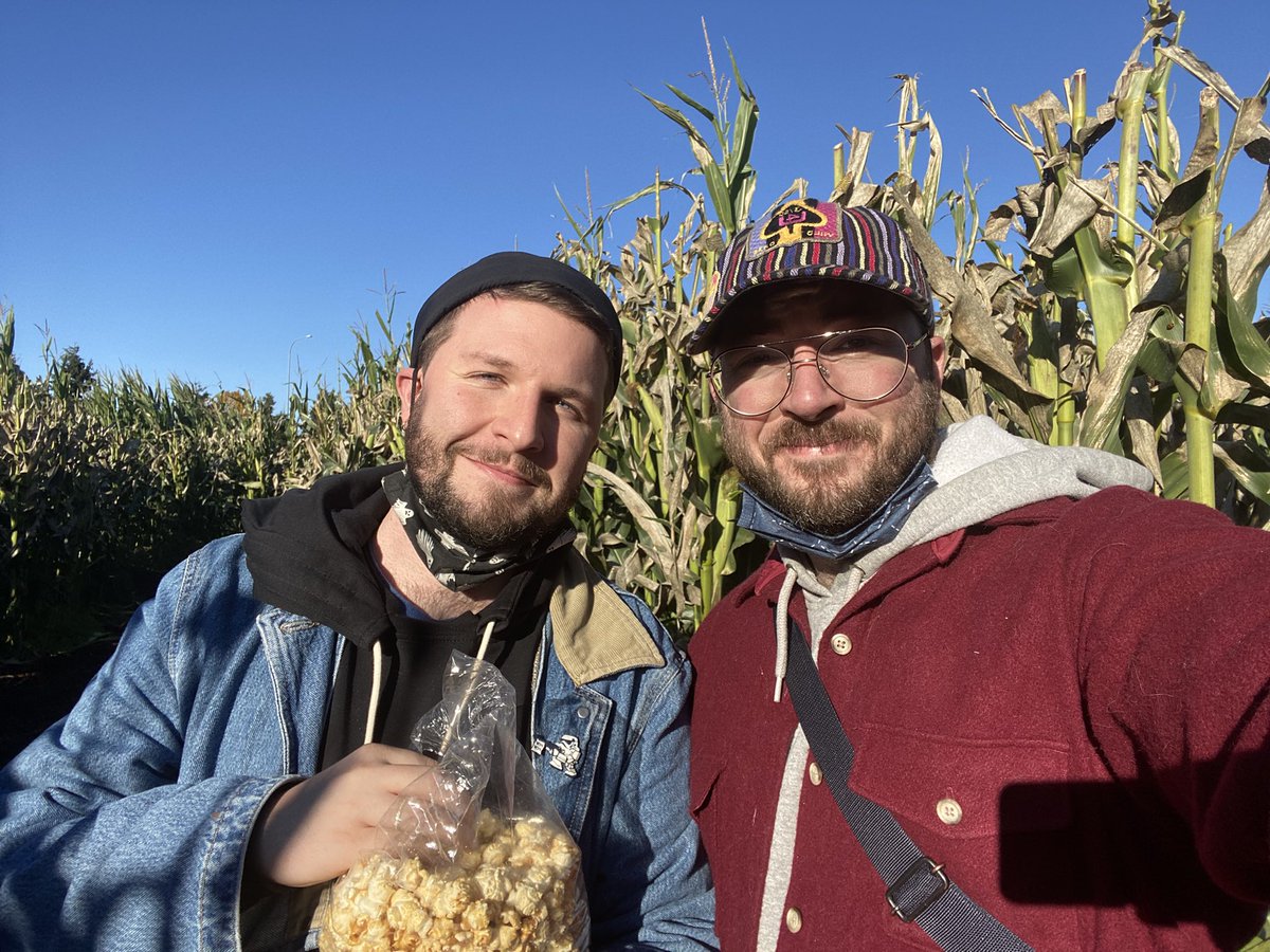 TheMileHighCub's tweet photo. We fit in a corn maze cause it was just too damn beautiful out here today. #SeattleSun https://t.co/IXk6NIe3XF