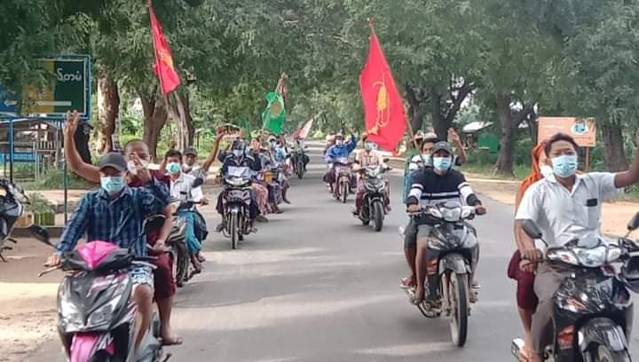 kuman_dra's tweet photo. Activists drove their motorbikes in a convoy to show their opposition to the military regime in Sagaing Region’s Butalin Township.

#FreezePaymentsToJunta
#Oct31Coup
#WhatsHappeningInMyanmar https://t.co/lbGVAhGgTy