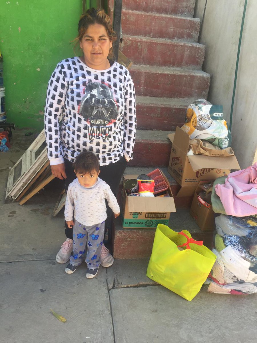 Hoy Tere y su hijito Nelson de #Tula Hidalgo recibieron más ayuda. Ropa, enseres domésticos y despensa.
Seguimos en la lucha!!
#AyudameaAyudar