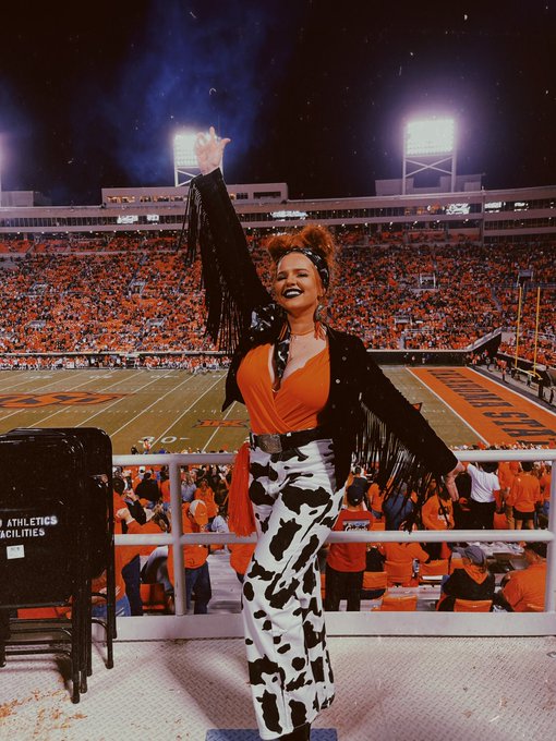 𝗖𝗼𝗻𝘄𝗮𝘆 𝗧𝗶𝘁𝘁𝘆 - 1 pic. There’s nothing like an okstate homecoming, yeehaw🍊 https://t.co/dnx3yNcddL