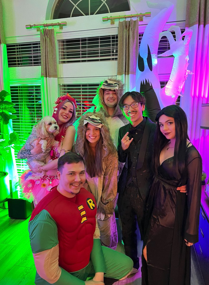 MeganPlays's tweet photo. Roblox is down so we were forced to leave the house ✨ https://t.co/IwmFR4144w