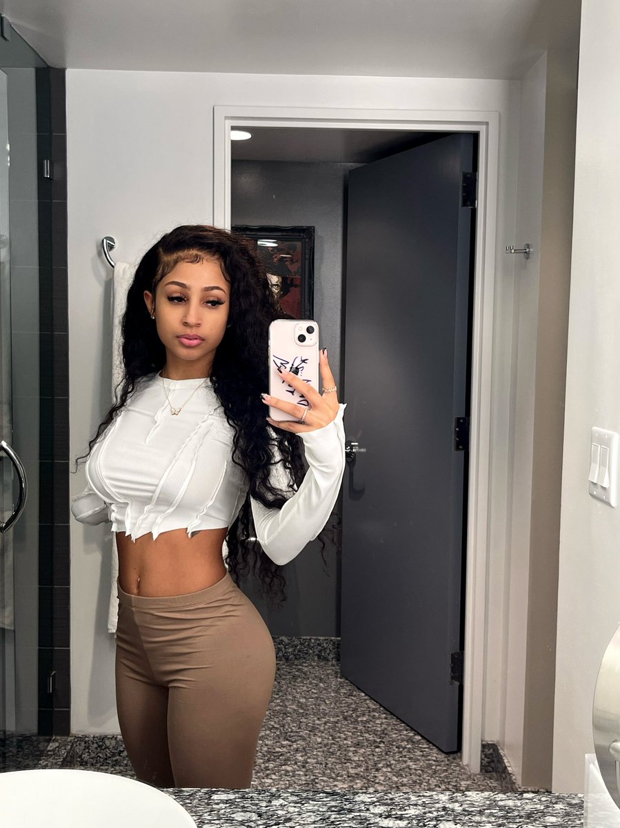samariajdavis_'s tweet photo. it’s the leggings https://t.co/CrUUKR6H25