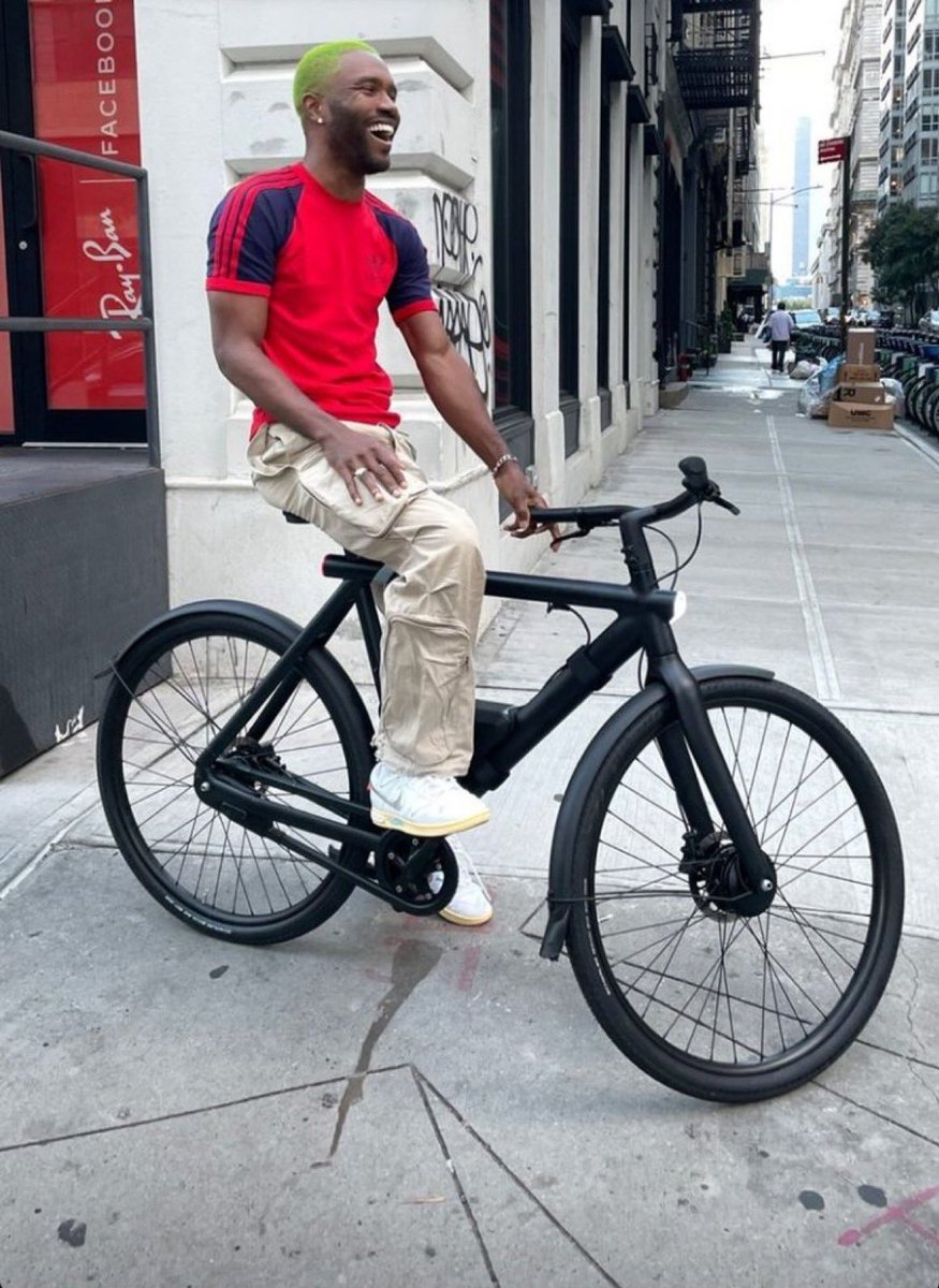 PigsAndPlans's tweet photo. Frank Ocean and bikes. RT for good luck https://t.co/Cdli7OiDS3