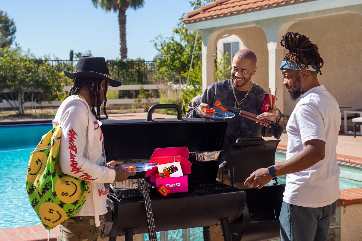 Happy Sp👀ky Szn 👻 🎃 from us and our super fast 5G friends over <a href="/TMobile/">T-Mobile</a>!  #TmobilePartner