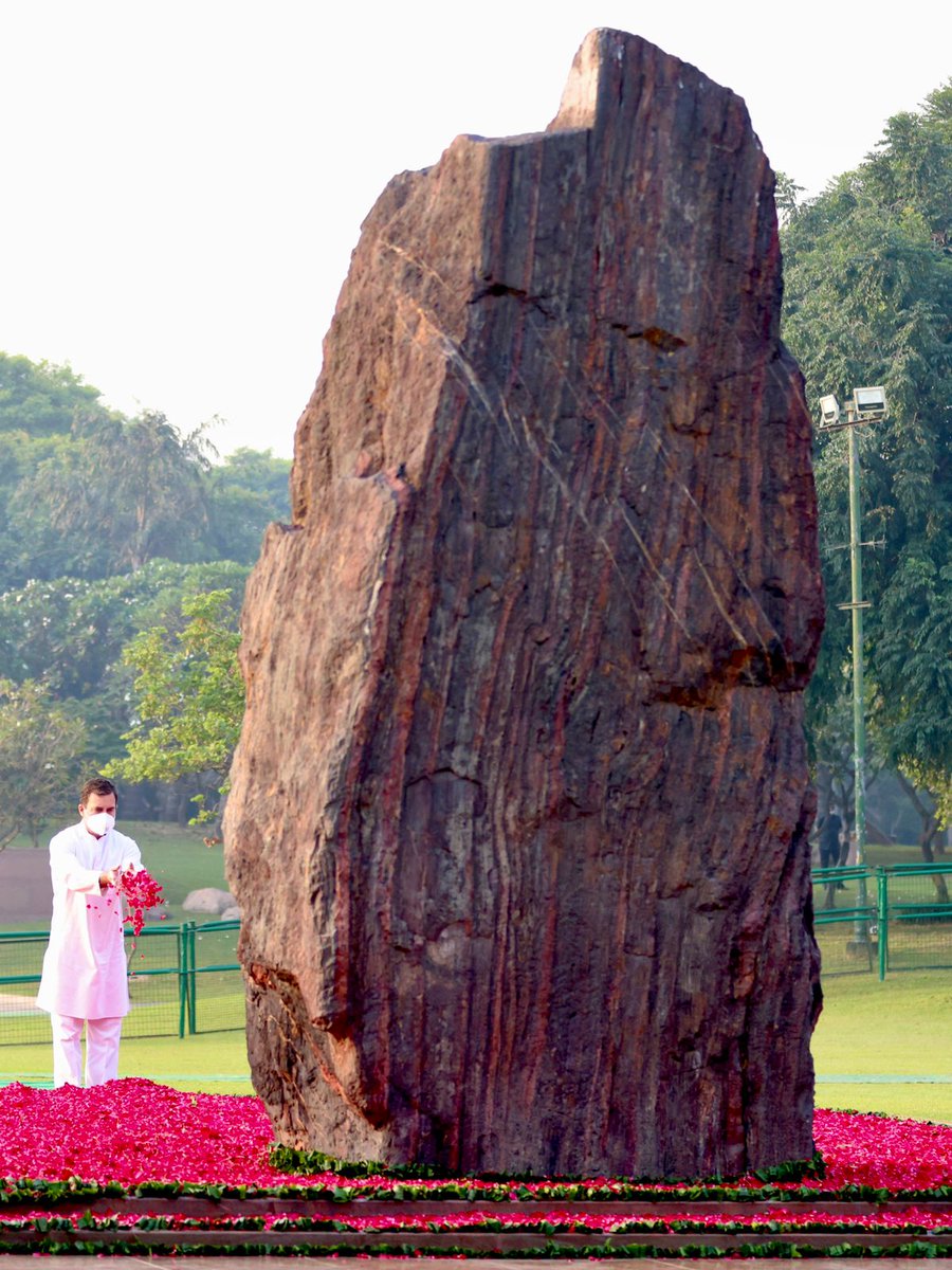 RahulGandhi's tweet photo. मेरी दादी अंतिम घड़ी तक निडरता से देश सेवा में लगी रहीं- उनका जीवन हमारे लिए प्रेरणा स्त्रोत है। 

नारी शक्ति की बेहतरीन उदाहरण श्रीमती इंदिरा गांधी जी के बलिदान दिवस पर विनम्र श्रद्धांजलि। https://t.co/IoElhOswji
