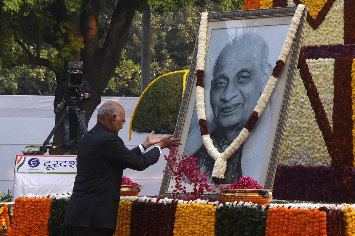rashtrapatibhvn's tweet photo. लौह पुरुष सरदार वल्लभभाई पटेल की जयंती पर राष्ट्रपति राम नाथ कोविन्द ने पटेल चौक, नई दिल्ली स्थित सरदार पटेल की प्रतिमा पर उन्हें श्रद्धा-सुमन अर्पित किए। https://t.co/VuOOnVxsXk