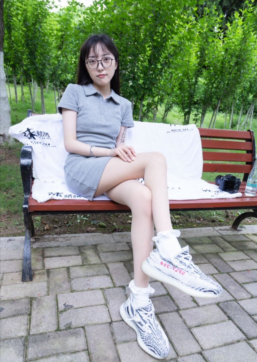 xhzs997's tweet photo. 购买加微信：xhzs997
#腿模  #足模  #恋足  #短裙 #���丝 #制服 #美脚 #高跟鞋  #平底鞋   #丝袜 #高跟鞋 #足控  #裤里丝 #女神 #玉足 #裸足 #美足 #美腿 #黑丝 #棉袜 #长腿 #御姐 #足交 #学生妹 https://t.co/aojSQLVOxz
