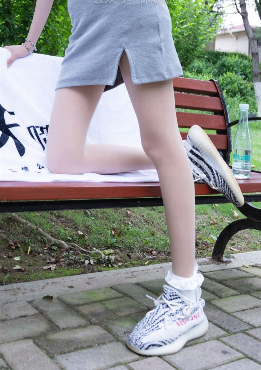 xhzs997's tweet photo. 购买加微信：xhzs997
#腿模  #足模  #恋足  #短裙 #���丝 #制服 #美脚 #高跟鞋  #平底鞋   #丝袜 #高跟鞋 #足控  #裤里丝 #女神 #玉足 #裸足 #美足 #美腿 #黑丝 #棉袜 #长腿 #御姐 #足交 #学生妹 https://t.co/aojSQLVOxz