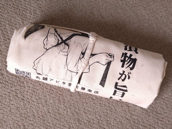 メイナンさんから無事帰還。投票済証を提示してトートバッグをゲット! ふるちんヤマダネコ缶バッジも貰えた〜♪ それにしてもトートバッグ、想像の3倍くらい大きくてちゃんとした物だった。嬉しい! 