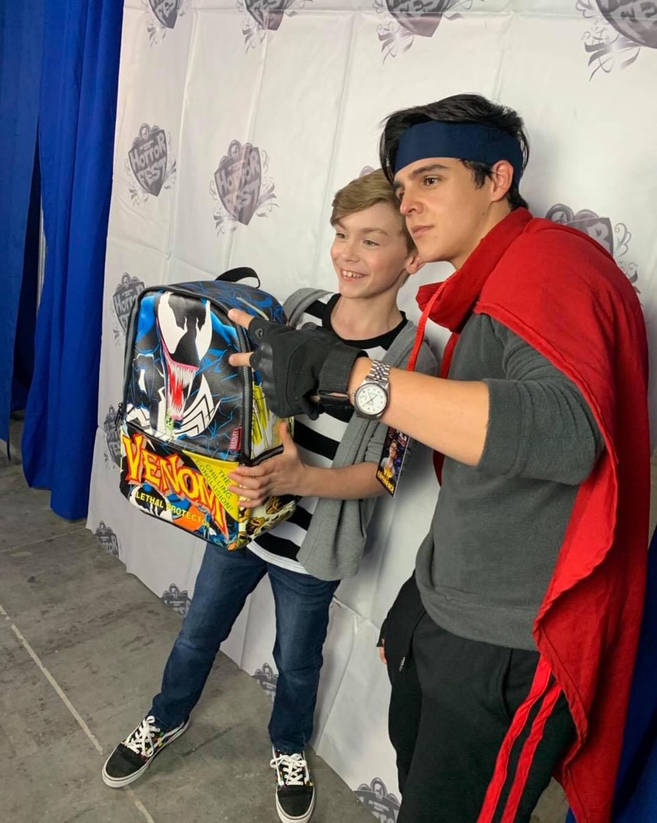 luisramirez_mty's tweet photo. @AndresN4VY LE REGALÓ UNA MOCHILA AL INVITADO @_JulianHilliard en el @HORRORFESTMTY! 
El Youtuber llegó de sorpresa como fan.
.
.
.
#SabadoDeluxe #sabado @MtyFollowMx @SoyDeSanNicolas #horrorfest #horrorfestmty @QuehacerenNL @cintermexmty https://t.co/OavVOiEcDV