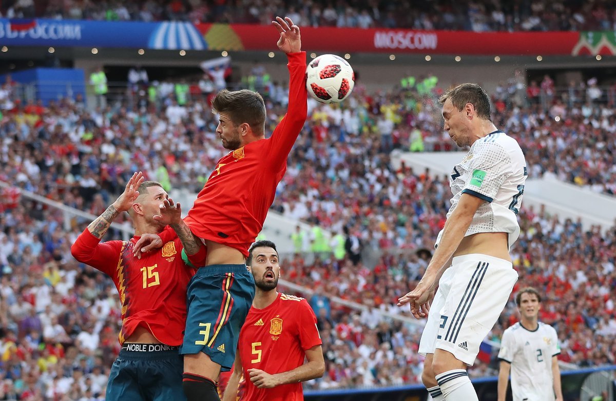 Требование игр 2018. Россия Испания рука пике. Игра рукой в футболе. Футбол ФИФА 2018.