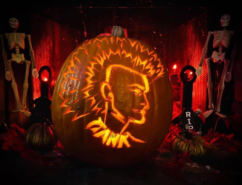 nicolemalonso's tweet image. Check out this BADASS TANK-o-Lantern by the endlessly talented @BallouMyretta !  #CRAWLorDIE2 #TANKarmy