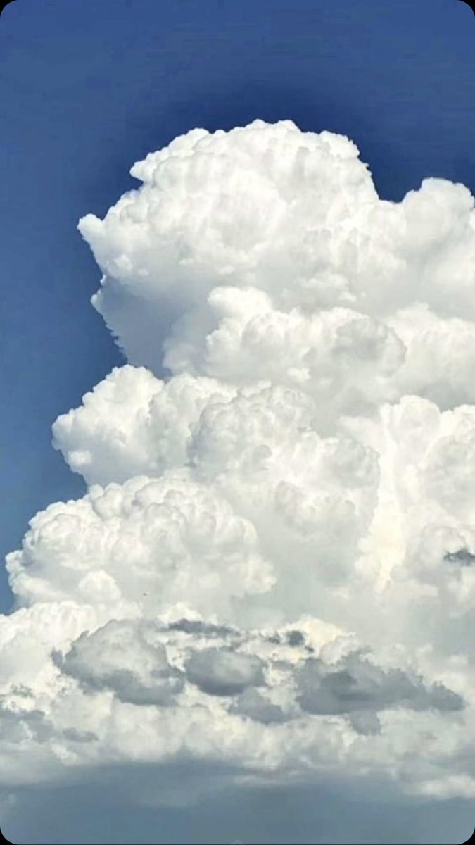 عسى السحاب اللي تكاشف بروقه
تمطر هماليلـه علـى دار الاحبـاب

وتسيـل وديـانـه وتــروى عـروقـه
وياخذ ثـلاث ايـام والوبـل صبـاب