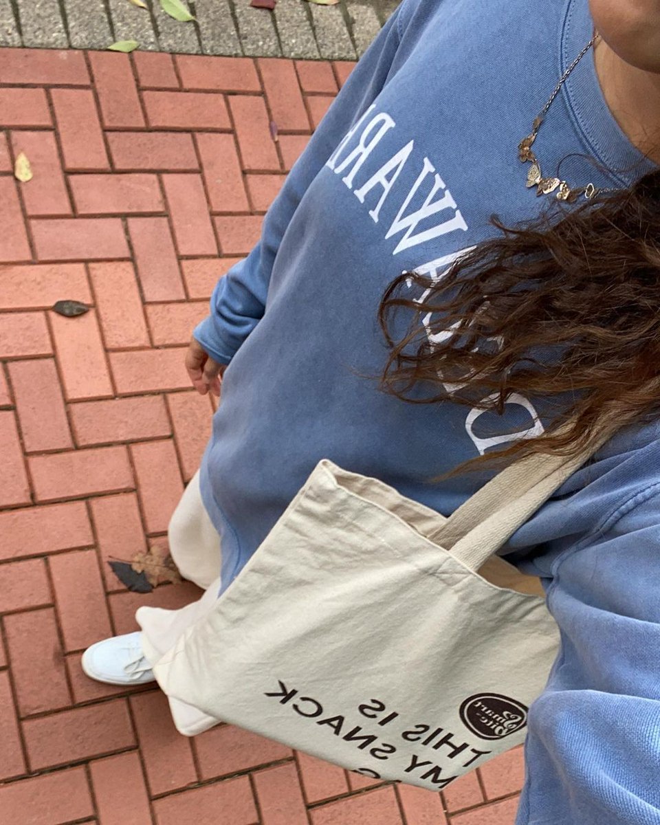 SmartbiteSnacks's tweet image. Smarbite fit check 😌 ⁣
⁣
💙🤍 @happyhealthy.em 

#cozyfall #fitcheck #streetstyle