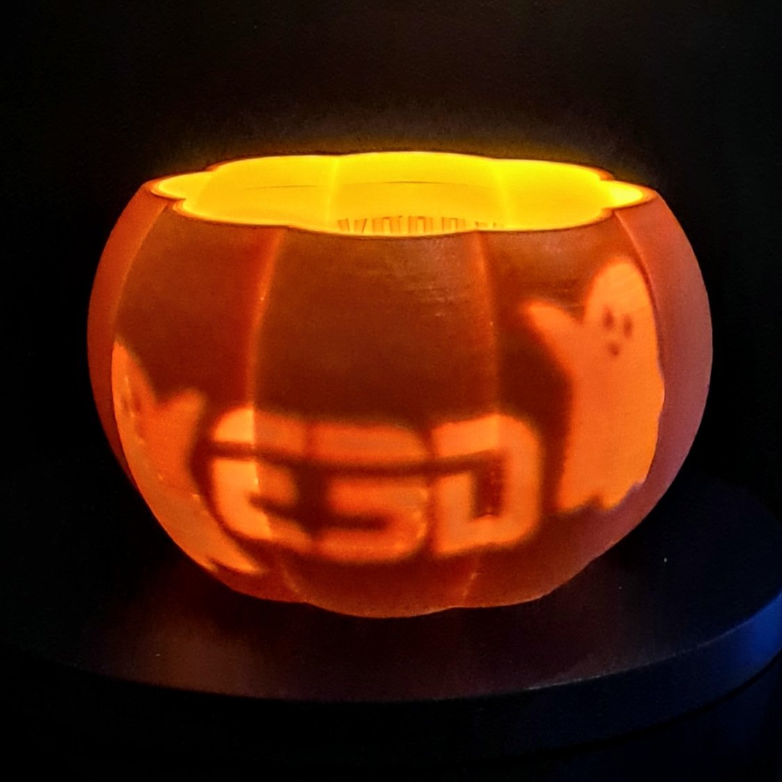 ArKay_Prints's tweet photo. I heard there was an @E3DOnline  pumpkin carving contest happening 👀

My pumpkin might not look very carved at first but wait until you see it in the dark! 🪄🎃

#E3DPumpkin
Made with @tinkercad 
Printed in @3DTomorrow orange PLA 🧡 https://t.co/Ir6FpwQpYc