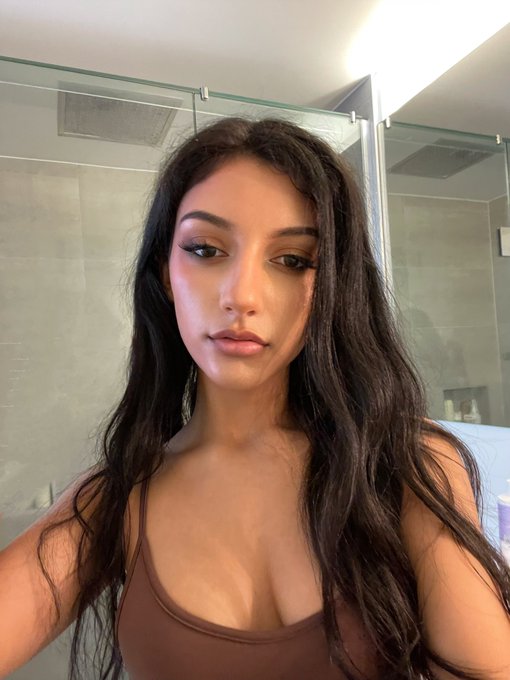 imagine if my hair wasn&rsquo;t frizzy https://t.co/3PNps8zvw8