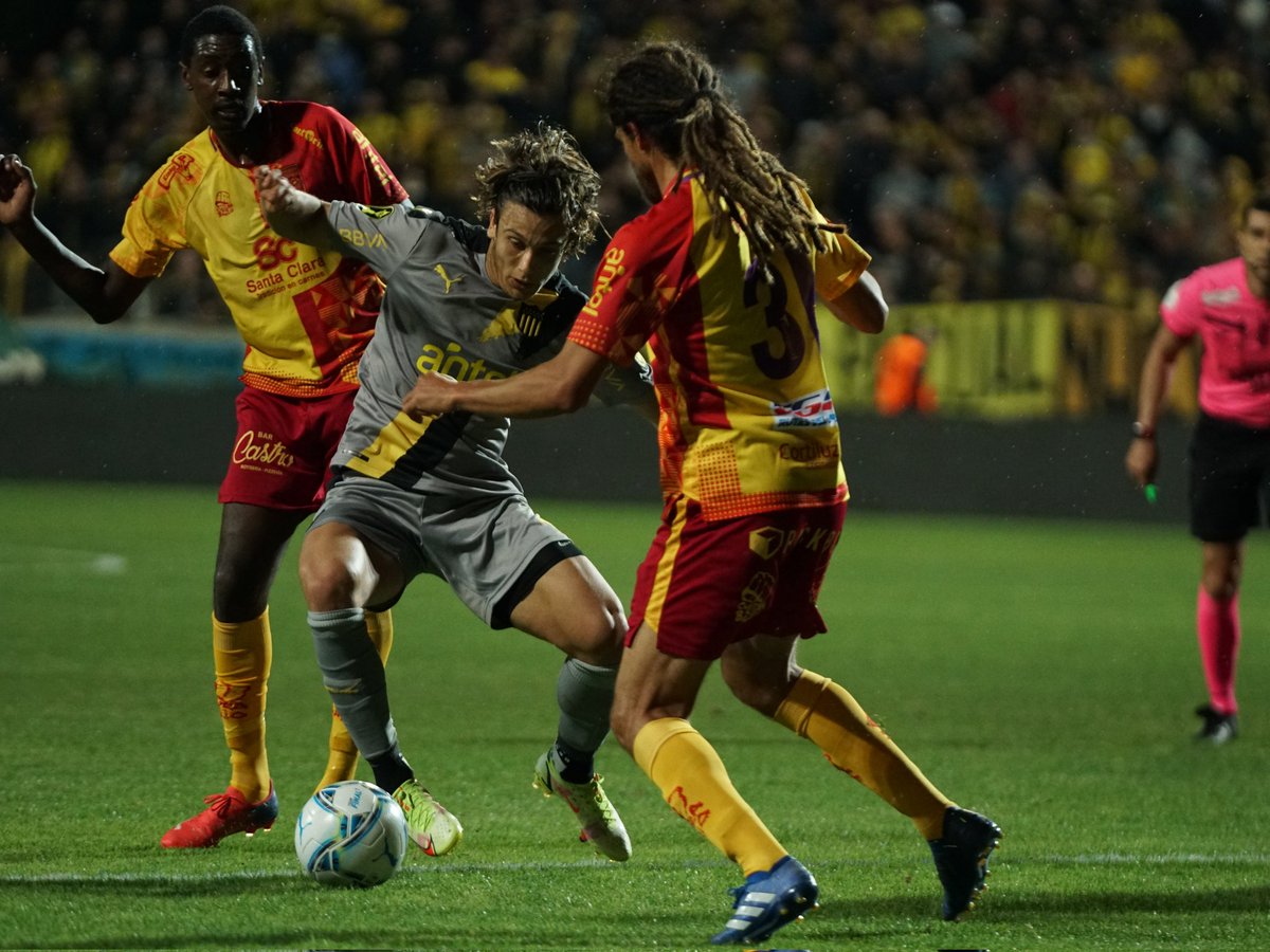 Finalizó el primer tiempo en el Parque Viera. Victoria de Peñarol 2-0 frente a Villa Española, con goles de Ceppelini y Álvarez Martínez.