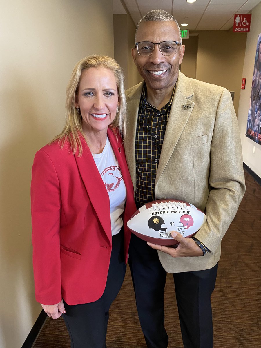 LeslieRutledge's tweet photo. #TeamRutledge had a blast at the historic game today at @WMStadium between two great AR schools, @UAPBFootball_ & @RazorbackFB! Loved visiting with so many folks from all over our great state! #MakeArkansasFirst https://t.co/WohT4l5dx7
