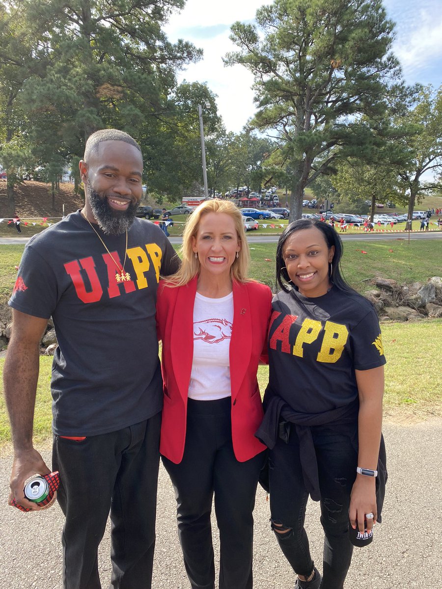 LeslieRutledge's tweet photo. #TeamRutledge had a blast at the historic game today at @WMStadium between two great AR schools, @UAPBFootball_ & @RazorbackFB! Loved visiting with so many folks from all over our great state! #MakeArkansasFirst https://t.co/WohT4l5dx7