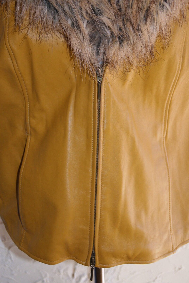 Wisdom_Lane's tweet image. Terry Lewis Mustard Color Leather Vest With Detachable Faux Fur Collar Medium Size tuppu.net/9996087c #Etsy #WisdomLane #MediumSize