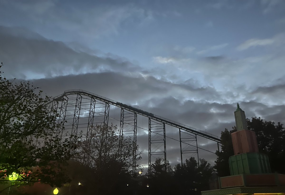 EmKatMac's tweet photo. Time for spooky thrills! Wish me luck!! ☠️🎃😈👽 
#Kennywood #PhantomFallFest https://t.co/KmOjpUPZ3t