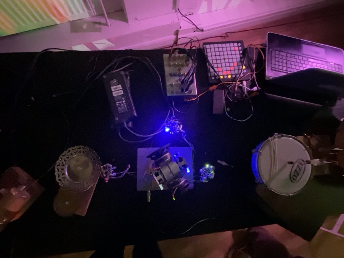 SoundArtHannah's tweet image. Super nice evening sharing my DIY radio projects with ⁦@hackoustic⁩ tonight! Loved seeing ⁦@amycutler1985 &amp;amp;⁩ ⁦@CSLobotomy⁩’s work in action. (Thanks for the pic ⁦@Lisa_R_Hall⁩ 💙)