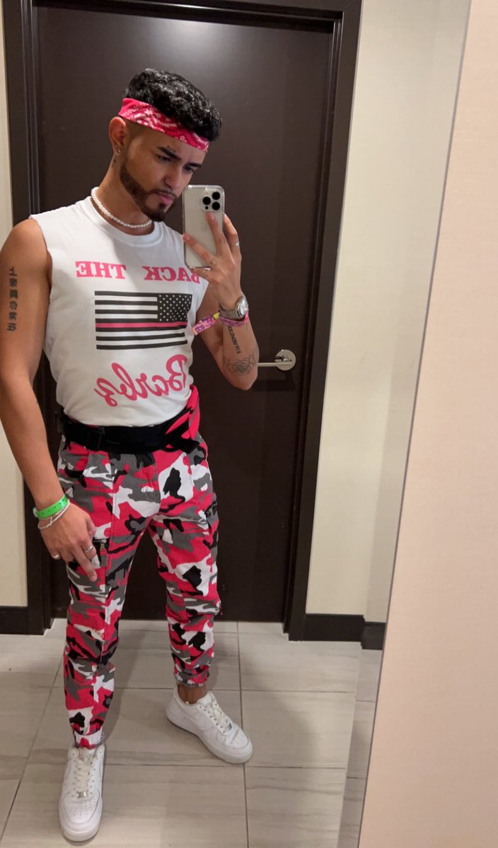 yikesAngell's tweet photo. EDC Day 2 🤪 #BacktheBarbz 🦄 https://t.co/htHZJTL5Mo