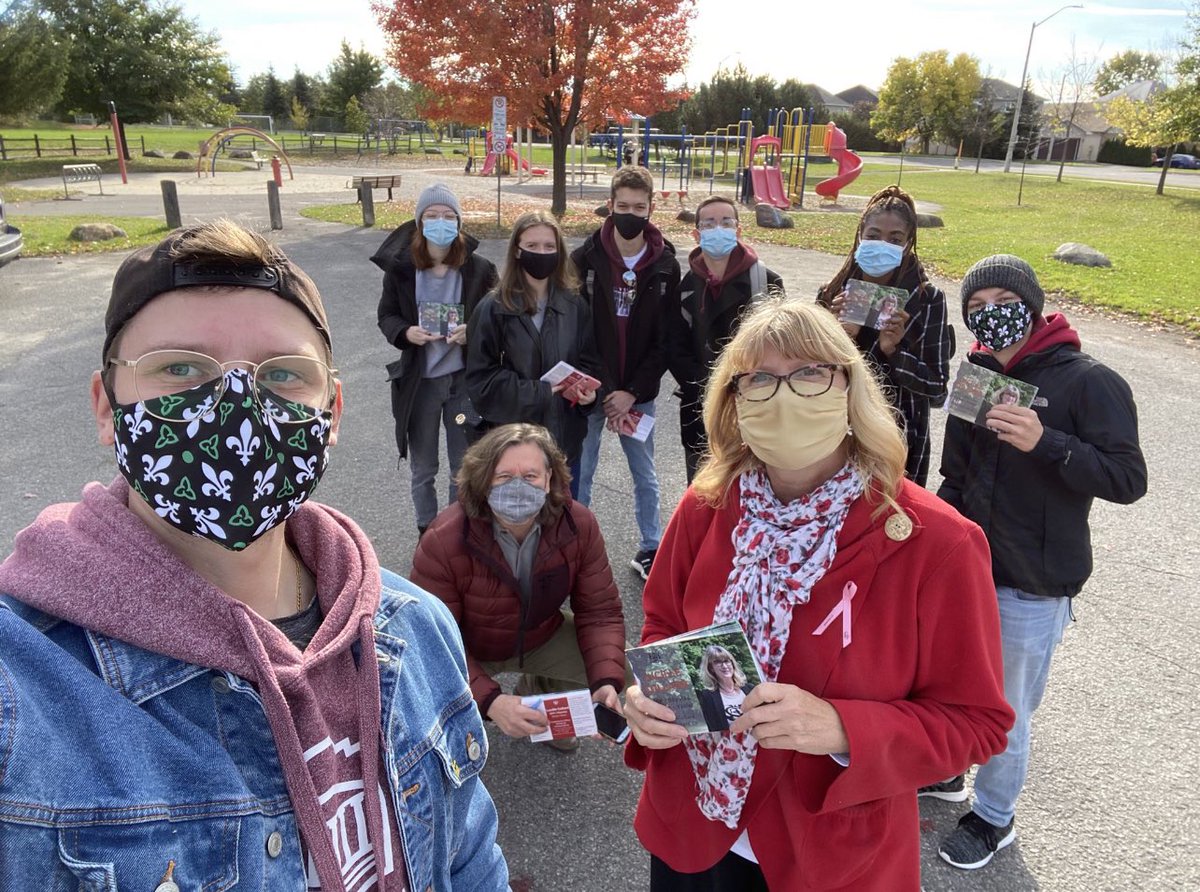 UOYL_JLUO's tweet photo. 🚪 Nous avons eu beaucoup de plaisir à frapper aux portes dans #OttawaVanier avec @LucilleCollard pour #PLOAction!
🙌 Nous avons hâte de participer à de nombreuses autres journées d'action alors que nous nous préparons pour les élections provinciales en juin! https://t.co/ASWxtdEmfm