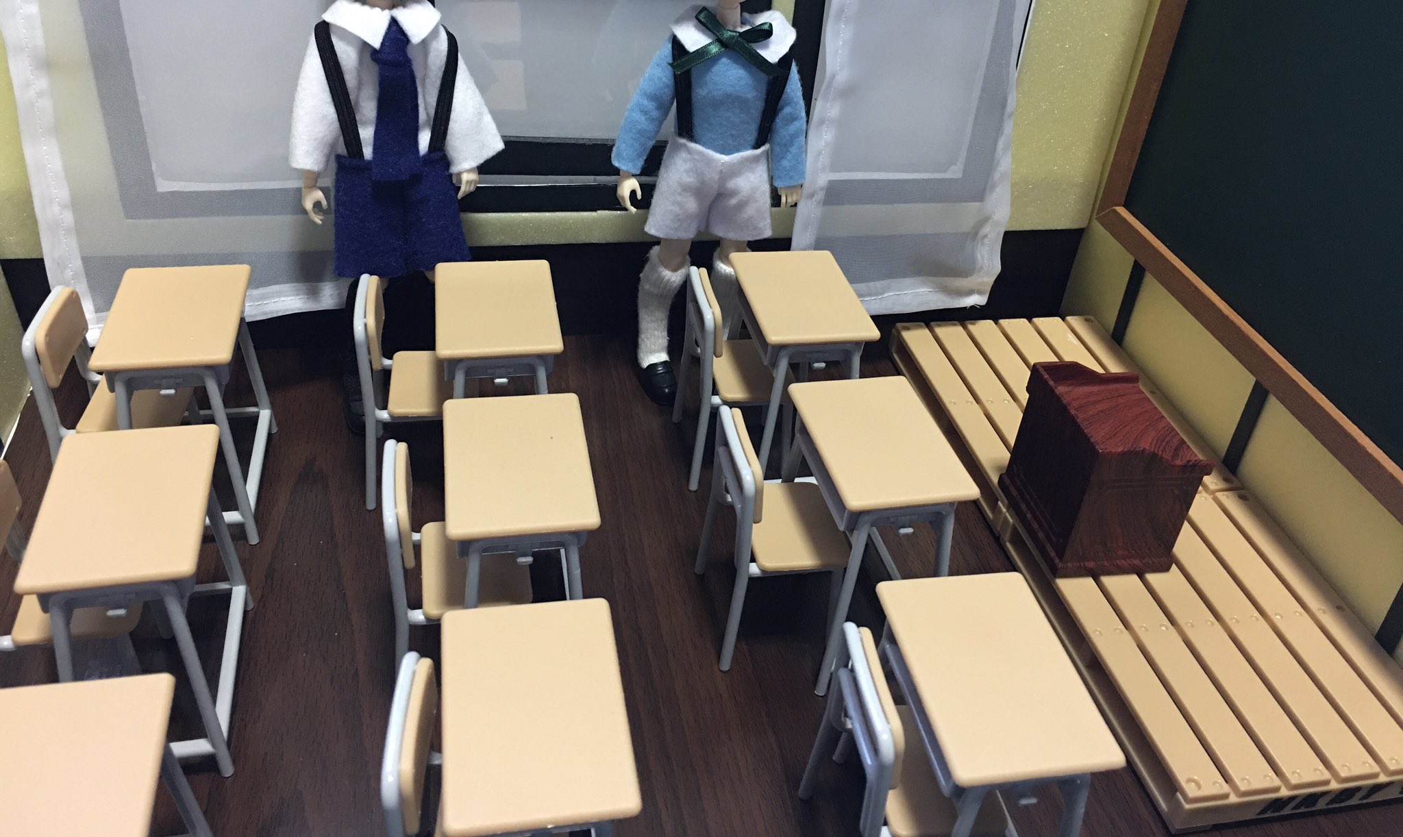 1999年の夏休み 22 9 25文学フリマ大阪e 38 少年a 教卓が机より小さいのは何故 何のため 少年b 多分 僕たちがデカ過ぎるんだよ 先輩r 俺にはピッタリだ ねんどろいどにはピッタリだね 1999年の夏休み ねんどろいど 素材くん 煉獄