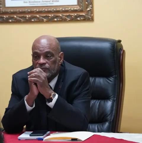 mbduvalier's tweet photo. Haïti 🇭🇹 chérie ❤️ AVIS DE RECHERCHE 🛑 Quelqu’un a vu cet homme? Il est recherché par 12 millions d’haïtiens🥺Âgé de 72 ans, Il aurait perdu la mémoire après un traumatisme crânien 🤪Toute personne qui pense le reconnaître peut prendre contact avec le DG de la @pnh_officiel 👮‍♀️💙 https://t.co/B4CqrsTUHt