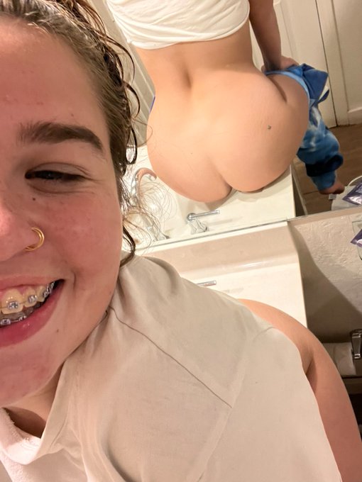 This is kinda uncomfortable&hellip;. Can I sit on your face instead? https://t.co/zcigwSCpMY<a href="/tag/dropthehands"class="tags"><span>#dropthehands</span></a>