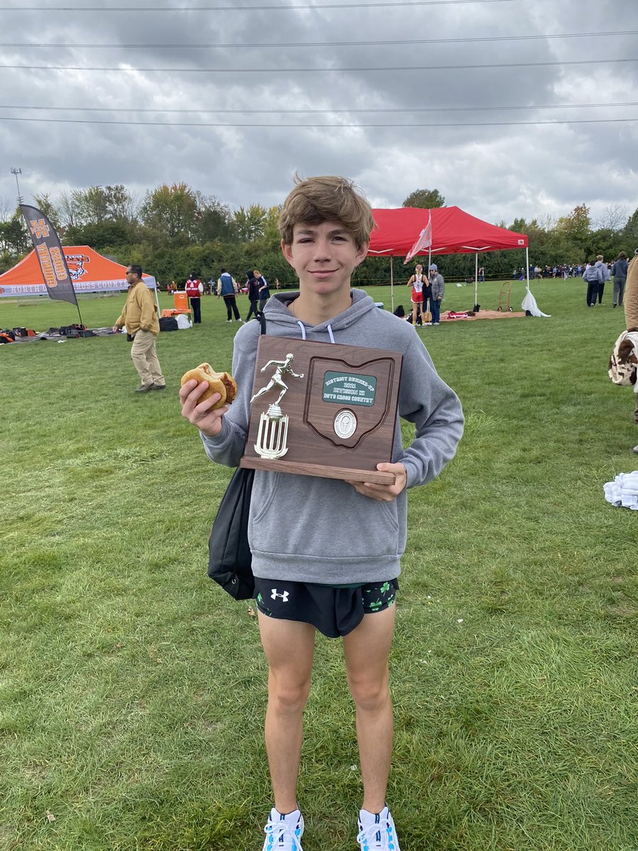 Our Boys team advances to next week’s Regional Meet! Our top 5 were Noah, Patrick, Alex, Thomas and Kendell. Our top 3 boys also qualified individually for their top 12 finishes👏👏👏. And way to go Alex for your sub 18!