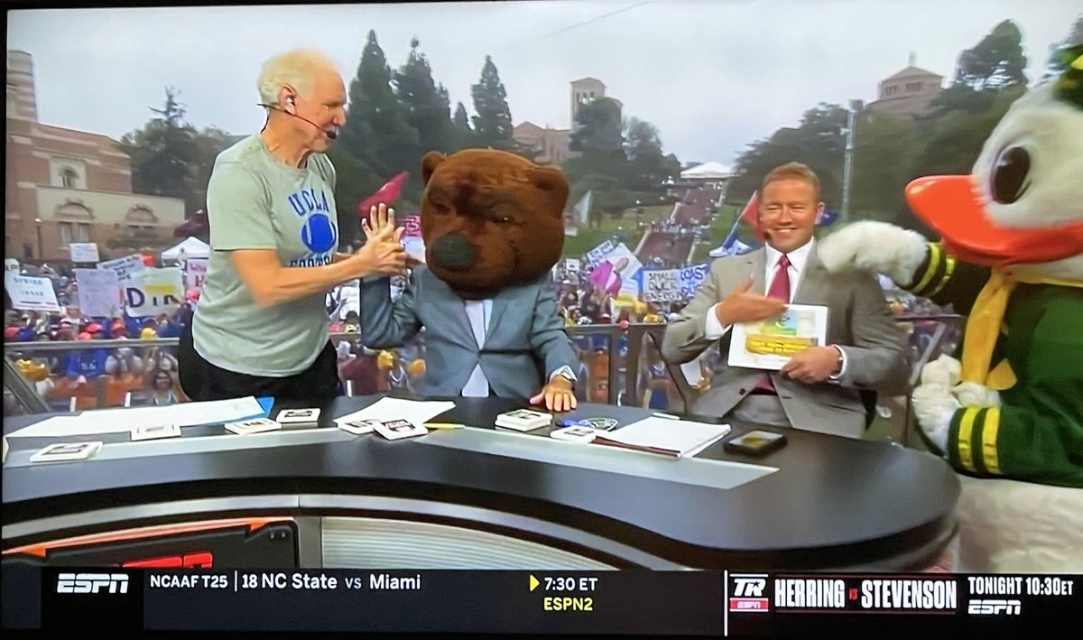 unfortunate_cfb's tweet photo. #OREvsUCLA https://t.co/9azzUA0lHl