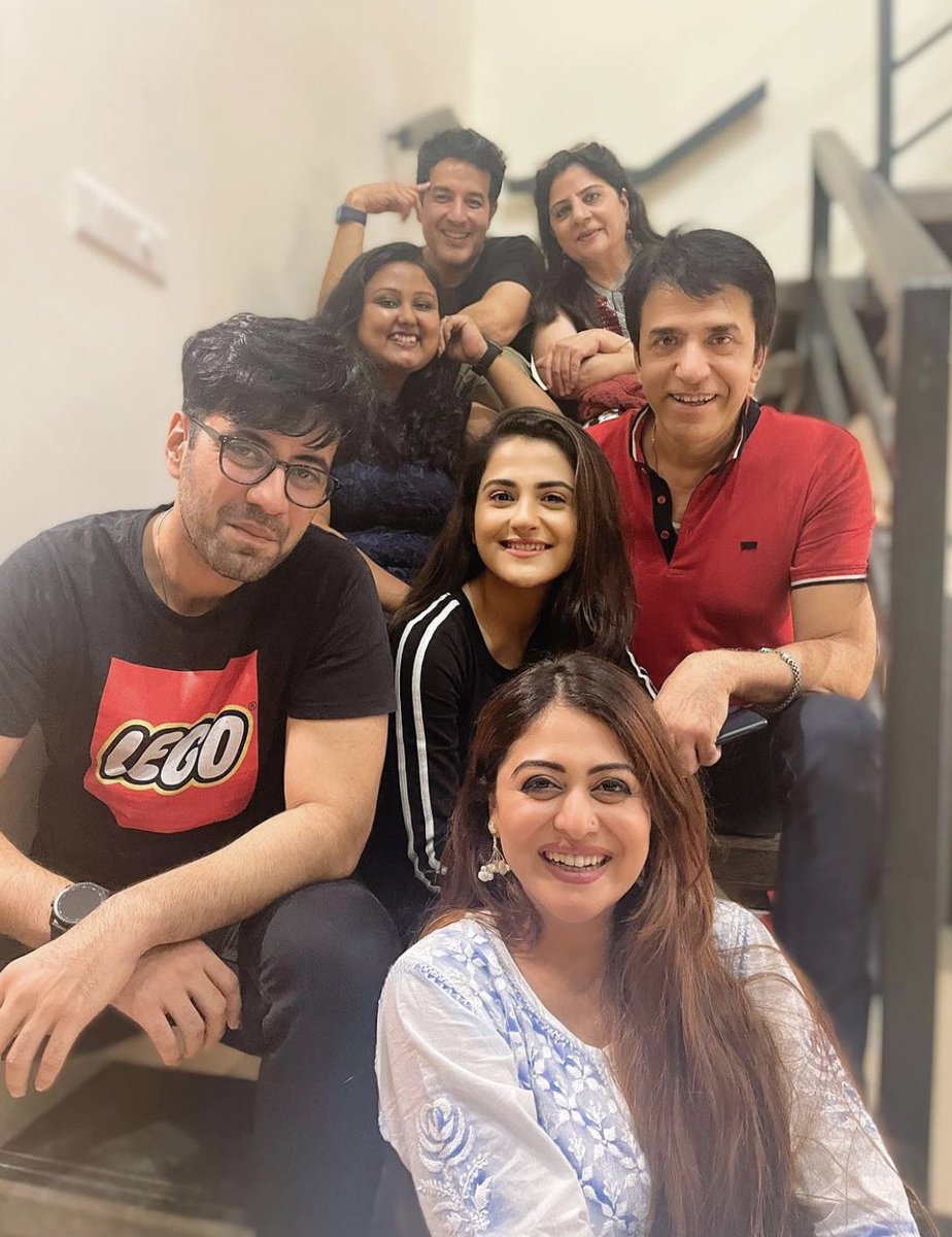 farzanax__'s tweet photo. no i’m not getting emotional ere. 
our saakk fam are so precious. 🤍

#ShauryaAurAnokhiKiKahani • #DeVir https://t.co/Lc0xZcF4fJ