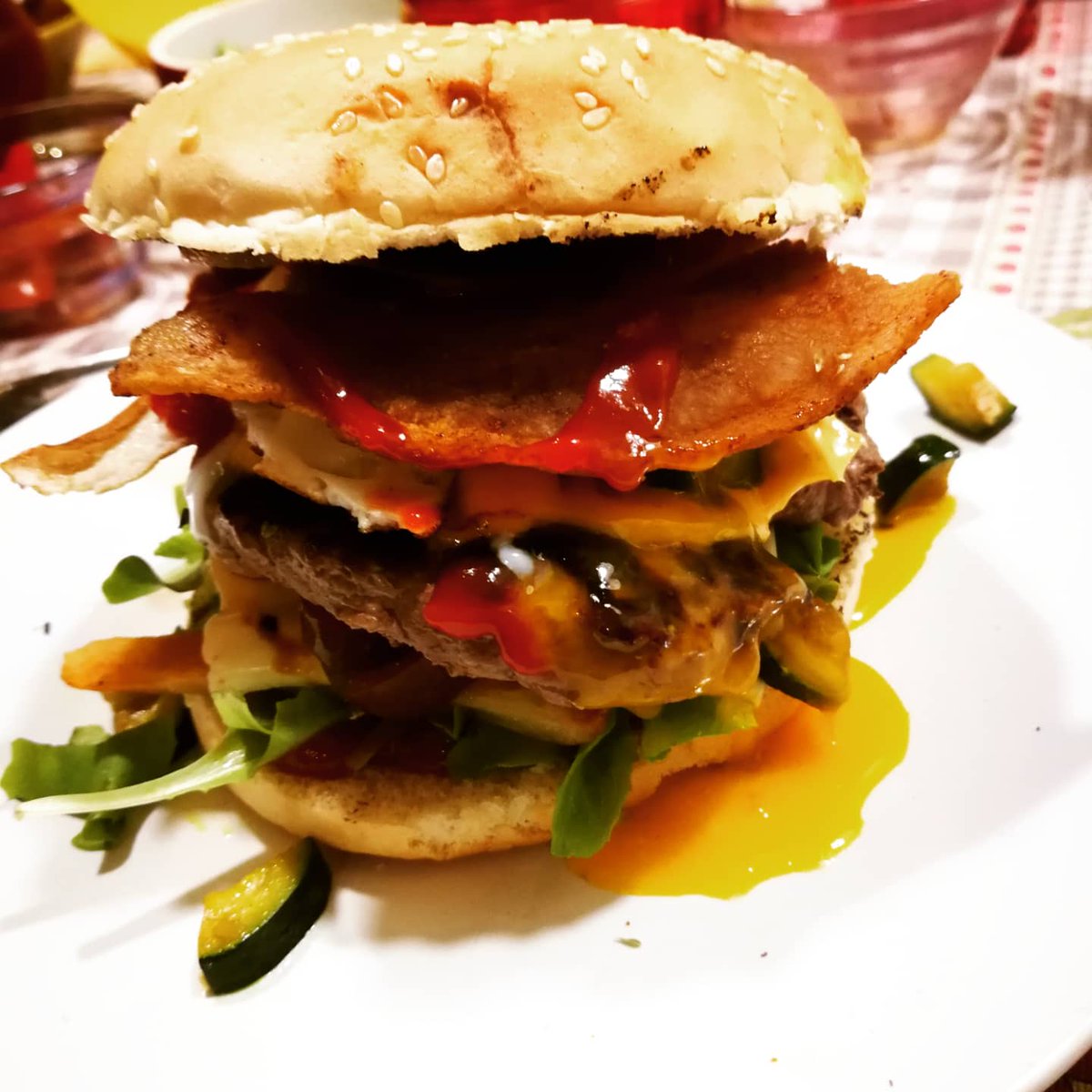 robycarera's tweet photo. Quando dico... #hamburger #hamburgerhomemade #staseracucinoio#condominiooffroad#chettelodicoaffare https://t.co/lfdH186I8h
