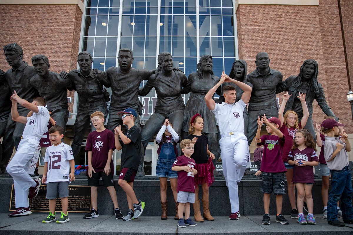 Join us for Kids Yell at the War Hymn statue at 4 PM before Spirit Walk! See y’all soon!