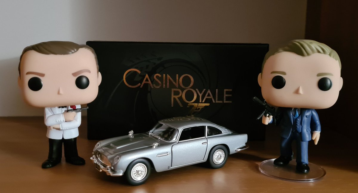 Teo_1588's tweet photo. Con l'aggiunta del modellino della mitica Aston Martin DB5, direi che l'angolo James Bond nella libreria è al completo 
👍🏻🤩0️⃣0️⃣7️⃣🔫🚗
#astonmartin #astobmartindb5 #jamesbond007 #jamesbond #007fan #casinoroyale #funkopop #seanconnery #danielcraig #collezione #collezionismo https://t.co/InTRlxXvCa