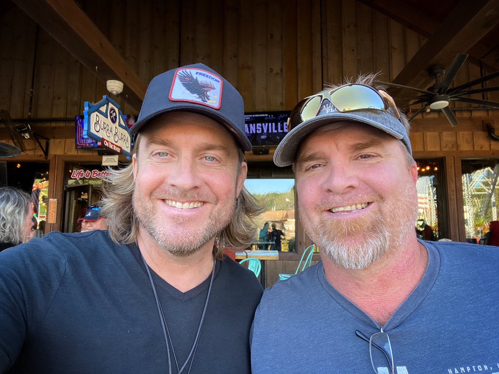 _JasonFowler's tweet photo. Always great to see my bro!
#IrishTwins #OneYearApart #Brothers https://t.co/yi7HQd6Q6B