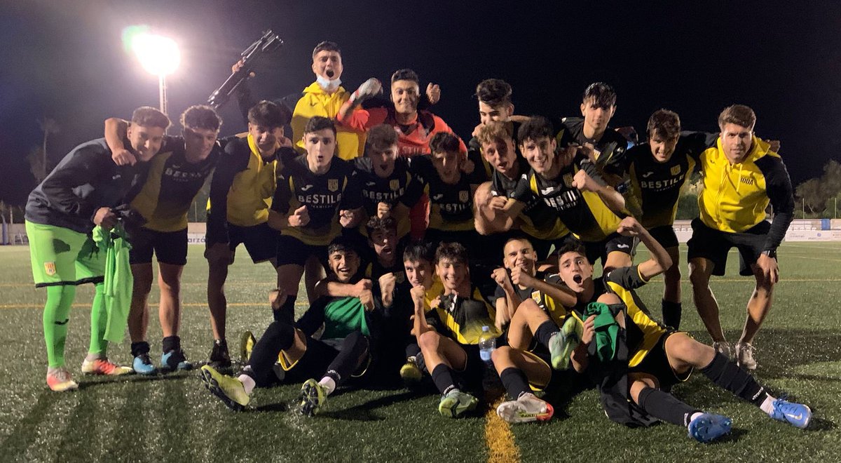 cdroda's tweet photo. Juvenil A y C celebran sus respectivas victorias: ¡Enhorabuena, chavales! ⚫️🟡⚫️ #somroda https://t.co/ugxz91CNqW