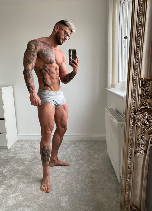 Might get dressed i duno https://t.co/WXjaNJoIcr