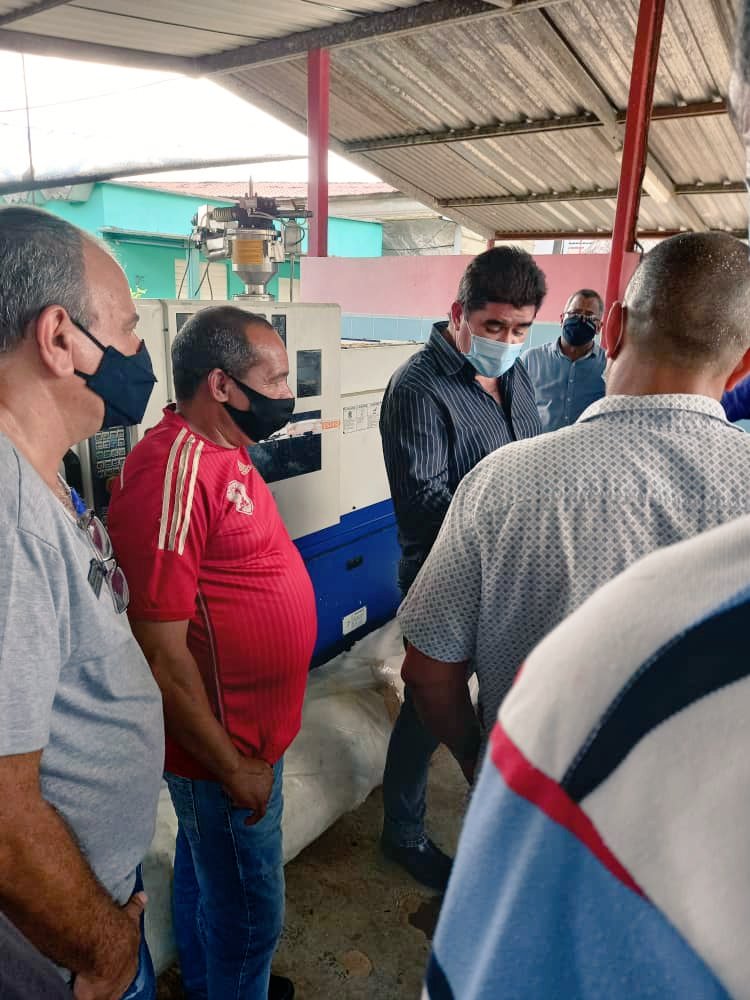 ManuelSobrinoM's tweet photo. Intercambio con productores de la CCS Patricio Sierra en #CiegodeÁvila, con el objetivo de fomentar el encadenamiento productivo con la industria y las mini-indutrias. El sector agroalimentario requiere para su desarrollo, de una fuente estable de materias primas nacionales. https://t.co/osDGjEQLih