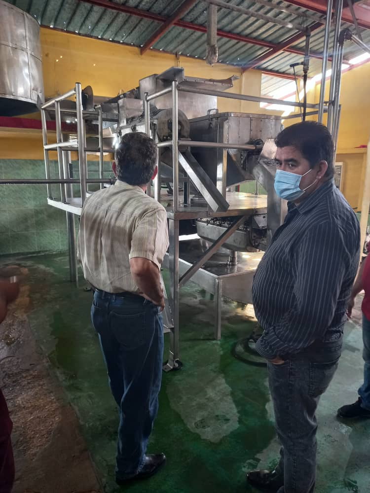 ManuelSobrinoM's tweet photo. Intercambio con productores de la CCS Patricio Sierra en #CiegodeÁvila, con el objetivo de fomentar el encadenamiento productivo con la industria y las mini-indutrias. El sector agroalimentario requiere para su desarrollo, de una fuente estable de materias primas nacionales. https://t.co/osDGjEQLih