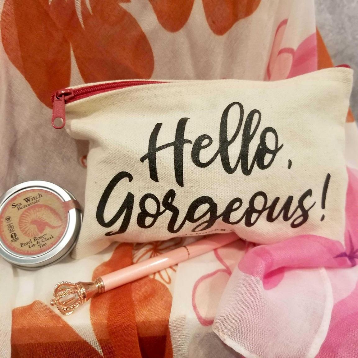 LuvBooksClub's tweet photo. Treat yourself or a fellow queen to this adorable Hello Gorgeous pouch, tropical print sarong, lovely Pearl Rose Lip &amp; Cheek Tint, and a beautiful rose gold pen fit for a queen! 

Buy it for 9.99 👉 https://t.co/O2CoWp9A9a https://t.co/YoZkISPdlF
