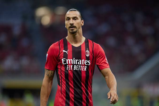 Sachk0's tweet photo. Zlatan Ibrahimovic (40 years, 20 days) is the second player to have delivered an assist in Serie A aged 40 since 2004-05 via @OptaPaolo.

The first? Francesco Totti (40 years, 145 days v Torino in 2017).

Golden oldies.

#BolognaMilan https://t.co/iPMPgK8bAs